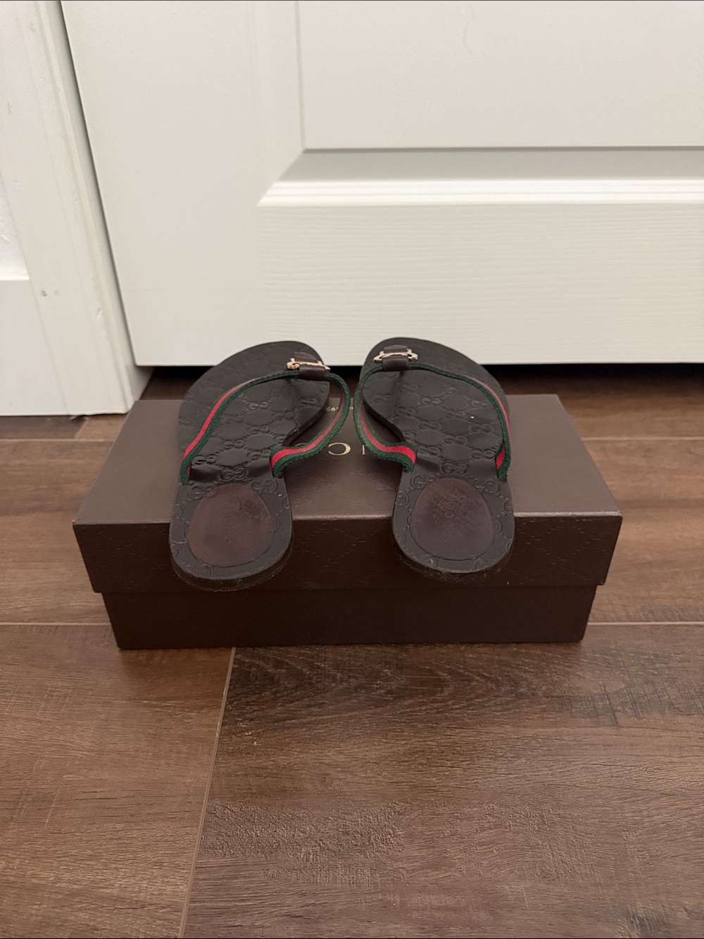 Gucci Brown GG Logo Thong Sandals with Green-Red Webbing - Picture 3 of 3